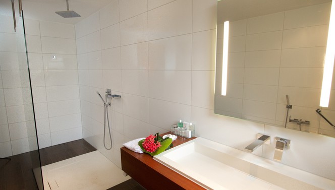 Grand Suite bath room - Plaza Beach Resort Bonaire